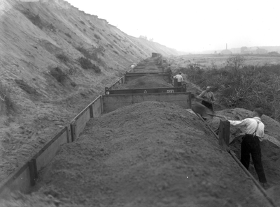 807328 Afbeelding van het beladen van een trein met zand in de zanderij van de N.S. te Maarn.